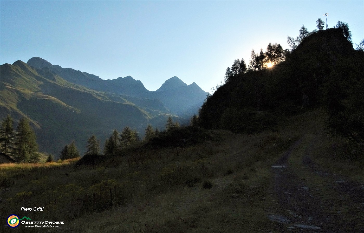 12 Il sole sta sorgendo all'Alpe Mersa....JPG -                                